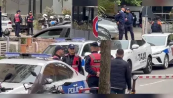 Balla i frikësuar nga qytetarët, bllokon rrugën me policë për tu paraqitur në SPAK si dëshmitar