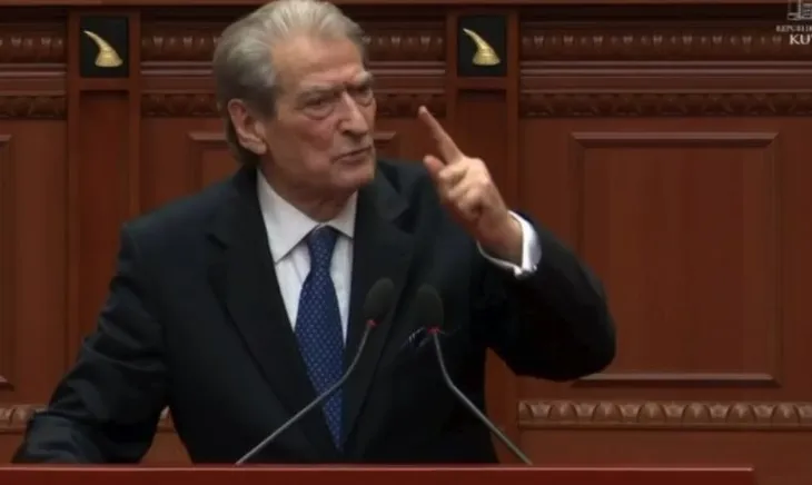 Berisha: Call Center-at që grabisin pensionistët në Europë mbrohen nga shteti, shefat e komisariateve marrin nga 5 mijë euro