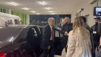 Berisha mbërrin në QSUT, viziton deputetët dhe protestuesit e lënduar