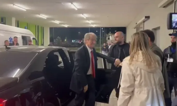 Berisha mbërrin në QSUT, viziton deputetët dhe protestuesit e lënduar