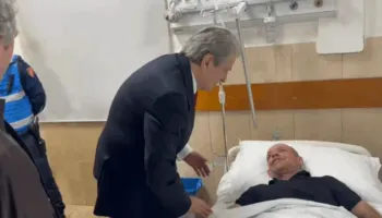 Berisha viziton qytetarin e lënduar në protestë: Filmoje pak, filmoje! E kanë goditur si kafshë