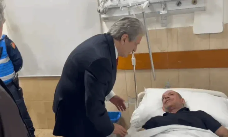 Berisha viziton qytetarin e lënduar në protestë: Filmoje pak, filmoje! E kanë goditur si kafshë