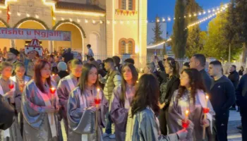 Besimtarët ortodoksë kremtojnë të Premten e Zezë, në Vlorë e Berat kryhet rituali i Epitafit