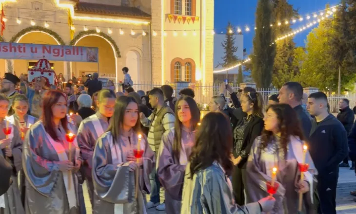 Besimtarët ortodoksë kremtojnë të Premten e Zezë, në Vlorë e Berat kryhet rituali i Epitafit