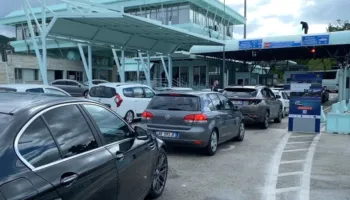 Bie sistemi i hyrje-daljeve në Kakavijë, krijohet radhë kilometrike në pikën kufitare