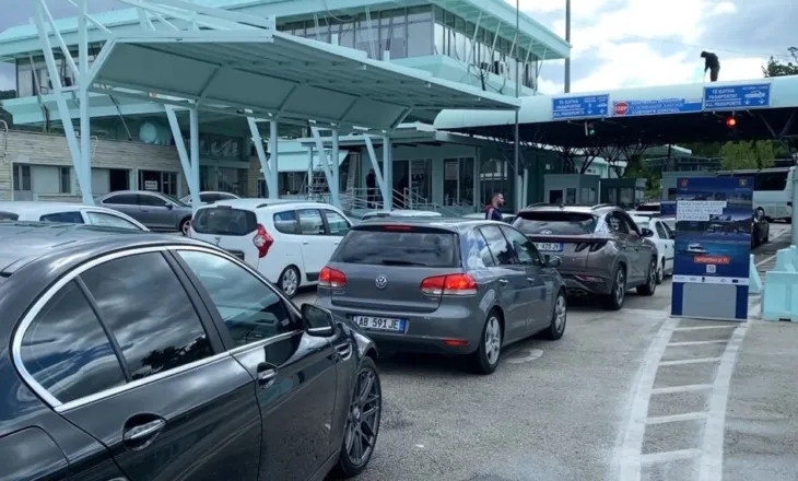 Bie sistemi i hyrje-daljeve në Kakavijë, krijohet radhë kilometrike në pikën kufitare