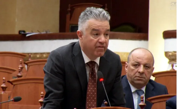 Bozdo kërkon interpelancë urgjente me Karakaçin Peleshi: Do shqyrtohet në seancën e radhës