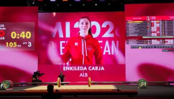 Carja kryeson renditjen në peshën 69kg, shtangistja kuqezi pret edhe rezultatin e Baterisë A për të prekur podiumin