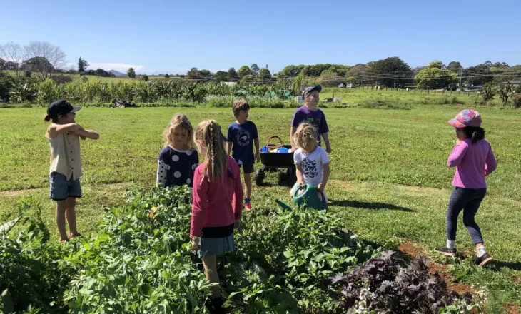“Çojini fëmijët në fshat, ekranet dhe betoni i dëmton”, këshillat e logopedit për prindërit