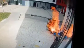 Dalin pamjet, si nisi zjarri tek pallati pranë “Farmacisë 10” në Tiranë (VIDEO)