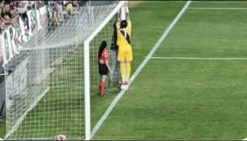 Dani Cardenas, portieri i Rayo që bën gjithçka, rregullon rrjetën e portës dhe më pas pret penalltinë