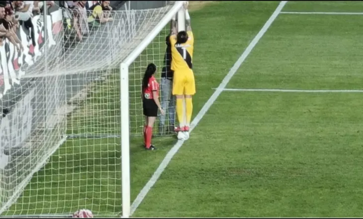 Dani Cardenas, portieri i Rayo që bën gjithçka, rregullon rrjetën e portës dhe më pas pret penalltinë