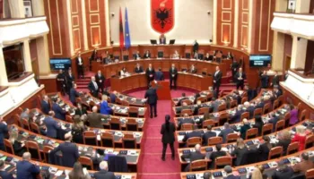 “Deputetët po kërcënohen me jetë”, Kuvendi mbyll diskutimet dhe kalon në votimin e projektligjeve me kërkesë të Ballës
