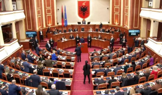 “Deputetët po kërcënohen me jetë”, Kuvendi mbyll diskutimet dhe kalon në votimin e projektligjeve me kërkesë të Ballës