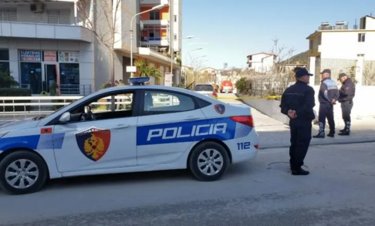 Dhunoi babanë dhe tentoi ta godasë me sëpatë, arrestohet 46-vjeçari në Skrapar