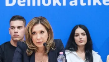 “Do e çoj me email, kllounë”/ Evi Kokalari dërgon avokatin të dorëzojë kandidimin për kreun e PD, roja nuk e lejon të futet në seli