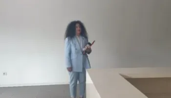 Dorëzoi dosjen e kandidimit për kreun e PD, mjekja: Kam respekt për Berishën, nëse demokratëve u intereson një figurë e papërlyer, të më votojnë