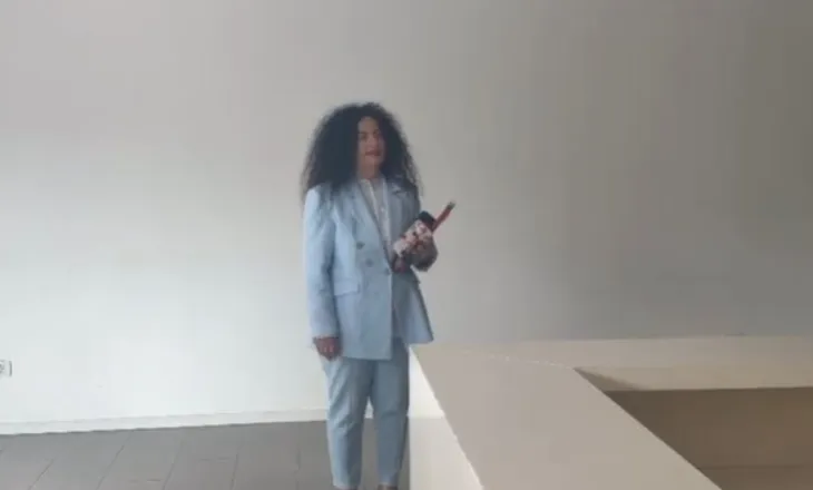 Dorëzoi dosjen e kandidimit për kreun e PD, mjekja: Kam respekt për Berishën, nëse demokratëve u intereson një figurë e papërlyer, të më votojnë