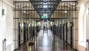 Drejtoria refuzoi t’i transferonte në krahun tjetër, të dënuarit i vënë zjarrin burgut në Greqi