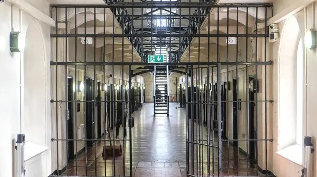 Drejtoria refuzoi t’i transferonte në krahun tjetër, të dënuarit i vënë zjarrin burgut në Greqi