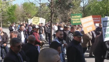 “Duam naftë pa taksa”, fermerët dhe blegtorët protestojnë te Ministria e Bujqësisë