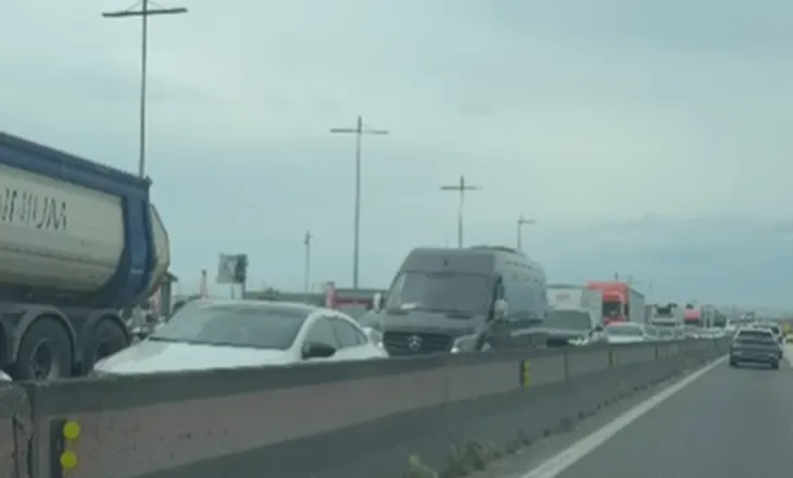 Dy aksidente te mbikalimi i Sukthit, trafik i rënduar në autostradë