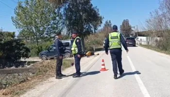 Dyshohet se tentoi të parakalonte makinën, ndërron jetë drejtuesi i motoçikletës