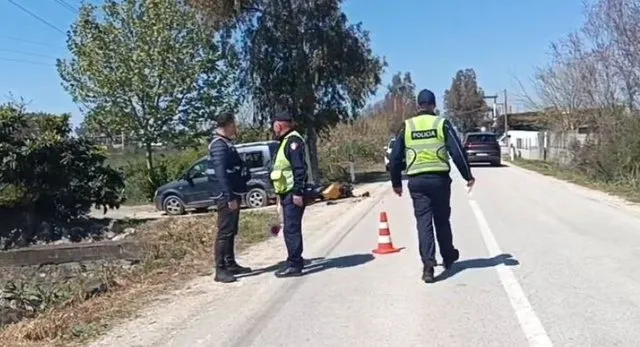 Dyshohet se tentoi të parakalonte makinën, ndërron jetë drejtuesi i motoçikletës
