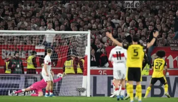 E pabesueshme ajo që ndodhi në “MHPArena”, Dortmund shënon dy gola kur pritej vërshëllima e arbitrit (video)