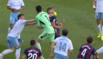 E pabesueshme se çfarë ndodh në kampionatin spanjoll, portieri i Zaragozës lë portën dhe godet me grusht kundërshtarin në mesin e fushës