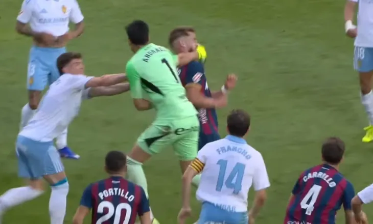 E pabesueshme se çfarë ndodh në kampionatin spanjoll, portieri i Zaragozës lë portën dhe godet me grusht kundërshtarin në mesin e fushës