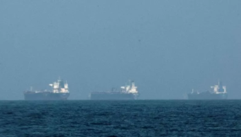 E papritur në Ngushticën e Hormuzit! Anijet ndjekin një rrugë të re, jashtë kontrollit iranian