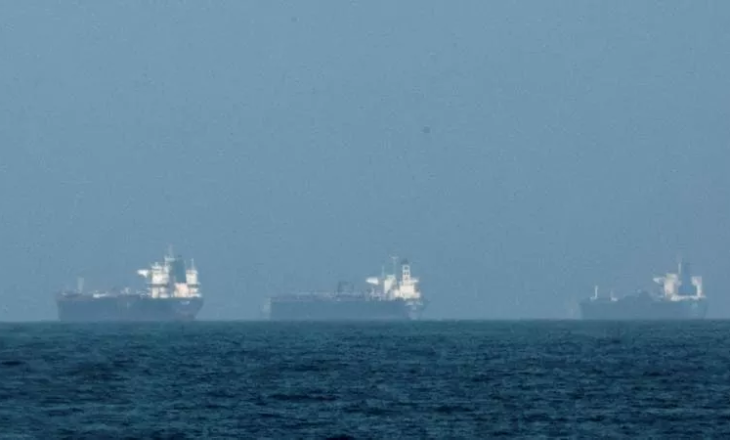 E papritur në Ngushticën e Hormuzit! Anijet ndjekin një rrugë të re, jashtë kontrollit iranian