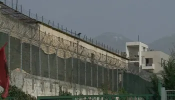 E rëndë në burgun e Reçit! Dy të dënuar dhunojnë punonjësin e Policisë