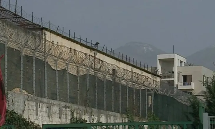 E rëndë në burgun e Reçit! Dy të dënuar dhunojnë punonjësin e Policisë