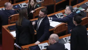 Elda Hoti i merr kartën e deputetit Muzhaqit! Sherr dhe me Taulant Ballën: Kujdes kur flet me mua, s’jam shoqja jote