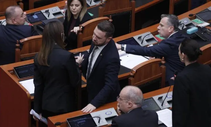 Elda Hoti i merr kartën e deputetit Muzhaqit! Sherr dhe me Taulant Ballën: Kujdes kur flet me mua, s’jam shoqja jote