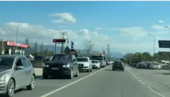 Emigrantët kthehen në vendlindje për Pashkët/ Trafik i rënduar në akset Lezhë-Laç e Lezhë-Shkodër