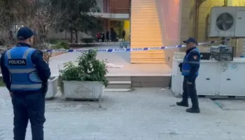 Fëmija humbi jetën pasi ra nga ballkoni i pallatit, Policia zbulon detajet e ngjarjes tragjike: Ishte me nënën në banesë kur…