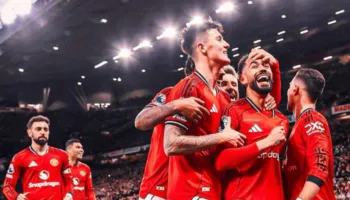 Festohet në Old Trafford, United mposht Brentfordin dhe ruan vendin e tretë