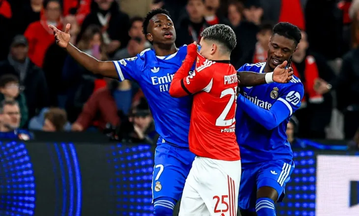 FIFA me dy rregulla të reja duke nisur që nga Botërori 2026. Lojtarët që flasin duke mbuluar gojën dhe ata që largohen pa leje, do e pësojnë keq