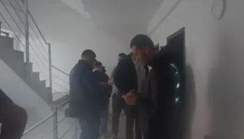 Flakët përfshijnë një pallat në Lushnje, dyshohet për zjarrvënie të qëllimshme