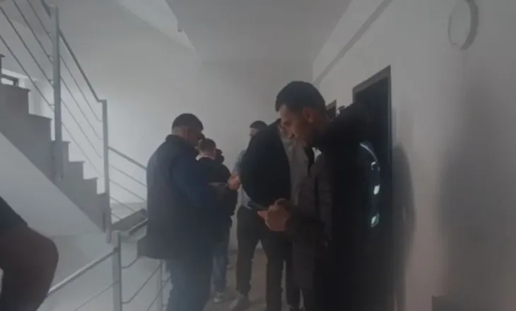 Flakët përfshijnë një pallat në Lushnje, dyshohet për zjarrvënie të qëllimshme