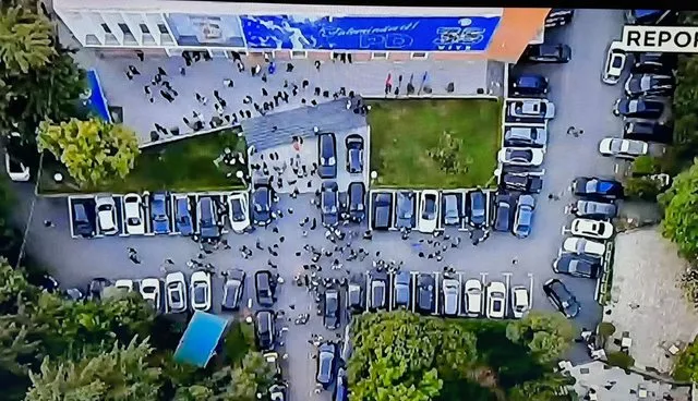 FOTO-LAJM/ Protesta e PD, më shumë Range Rover se protestues! Pamje nga oborri i selisë blu