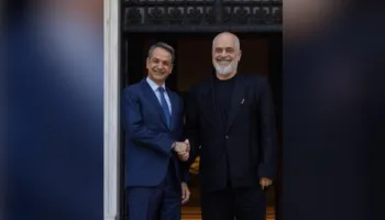 Foto-lajm/ Vizita zyrtare në Athinë, kryeministri Edi Rama pritet nga Mitsotakis