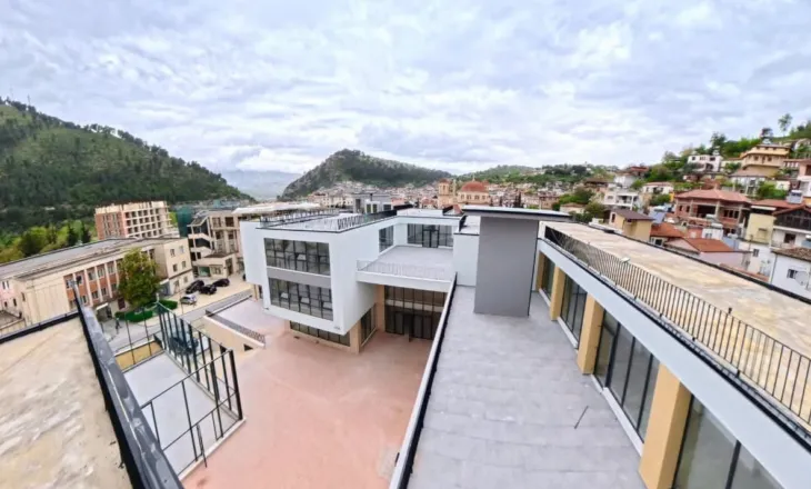 FOTO / Rama: Shkolla “22 Tetori” me laboratorë modernë dhe hapësira sportive