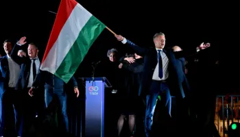 Fotot pikante nga Hungaria: Votuesit i japin fund sundimit 16-vjeçar të Viktor Orbánit