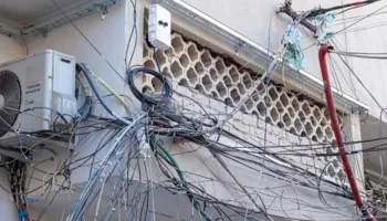 Fund epokës së kabllove në ajër, ja çfarë parashikon projektligji i ri për ndërtimet