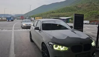 Fundjava sjell fluks të lartë lëvizjesh në pikën kufitare të Morinës, mijëra qytetarë vijnë në Shqipëri për pushime