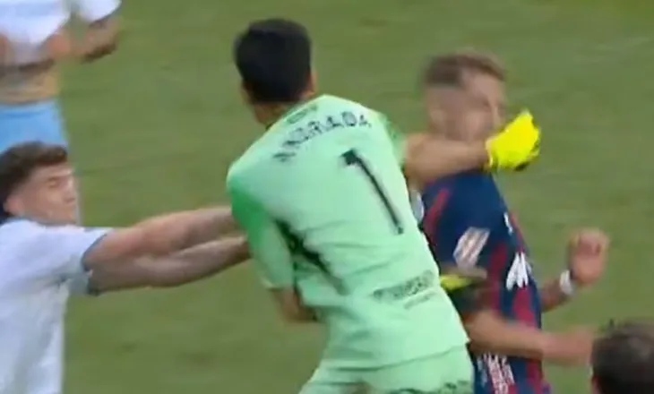 Goditi me grusht kapitenin e ekipit kundërshtar, portieri spanjoll rrezikon dënimin historik